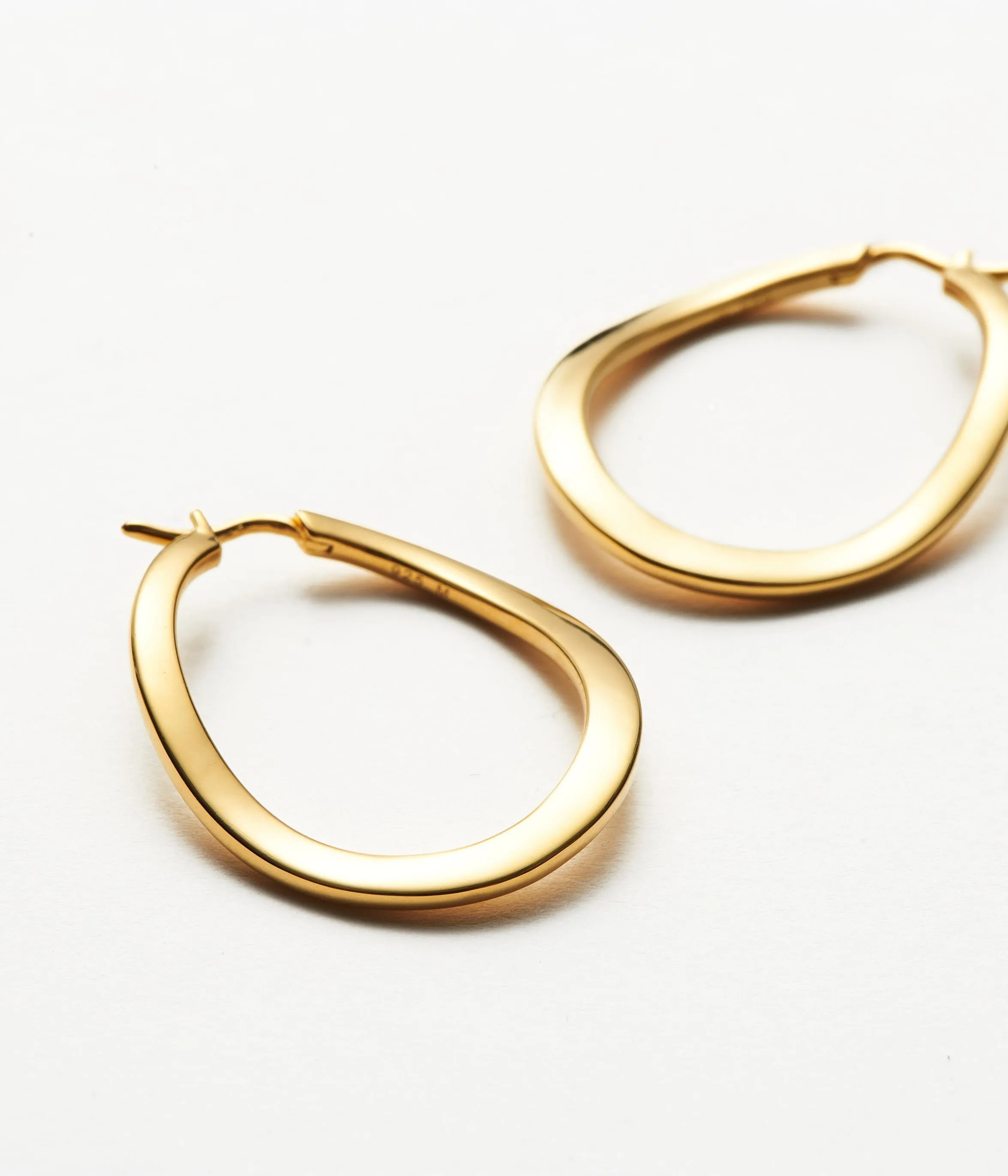 Classic Curve Medium Hoop Earrings | 18k Gold Vermeil