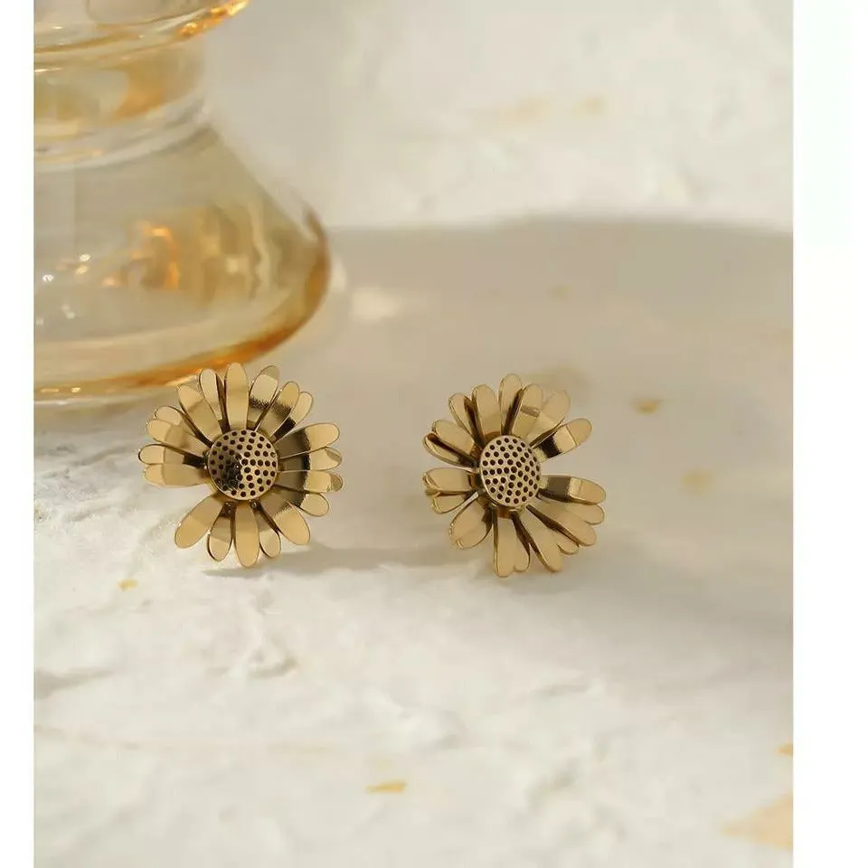 Lucky-Day Flower Stud Earring